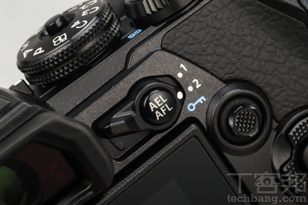 對焦／曝光鎖 拇指處具備AF-L以及AE-L，可在拍攝時鎖定曝光值或對焦點。