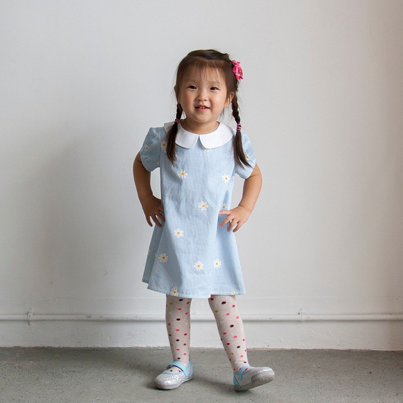 ▼白色小領子，讓小女孩像花朵一樣潔白無暇 ▼藍色細條紋花布襯托出女孩的優雅氣質 ▼小公主般的蓬蓬袖子設計，讓孩子穿起來感覺更活潑！ ▼嚴選100%日本進口印花布