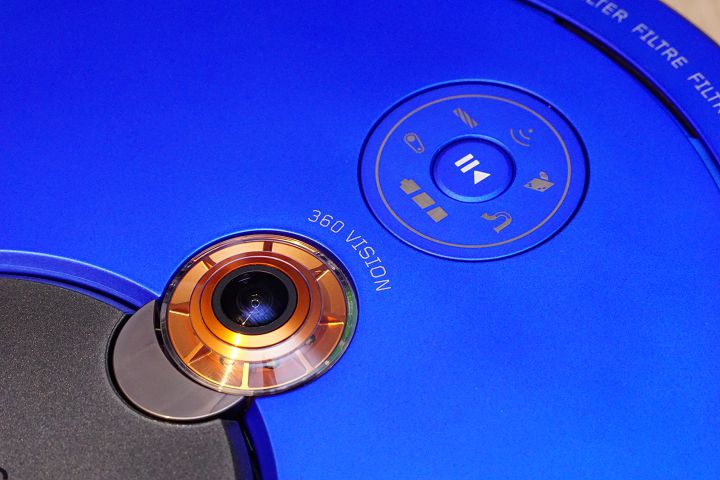 機身頂部的魚眼鏡頭可 360 度觀察房間，並搭載 LED 燈泡可在暗處協助定位。