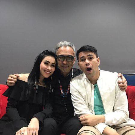 Momen Ayu Ting Ting Peluk Tangan Raffi Promokan Single Baru