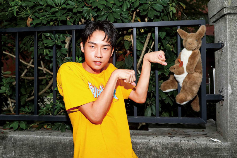 看到一旁的袋鼠玩偶，大鶴立刻模仿起袋鼠的肢體動作。（圖／焦正德攝）