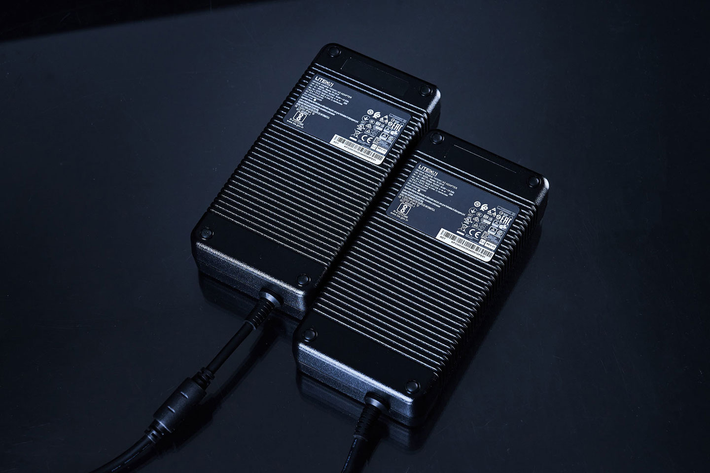 Predator Helios 700 的強大效能需要用到兩組供電器，總輸出達 330W，無論體積與重量都很驚人。