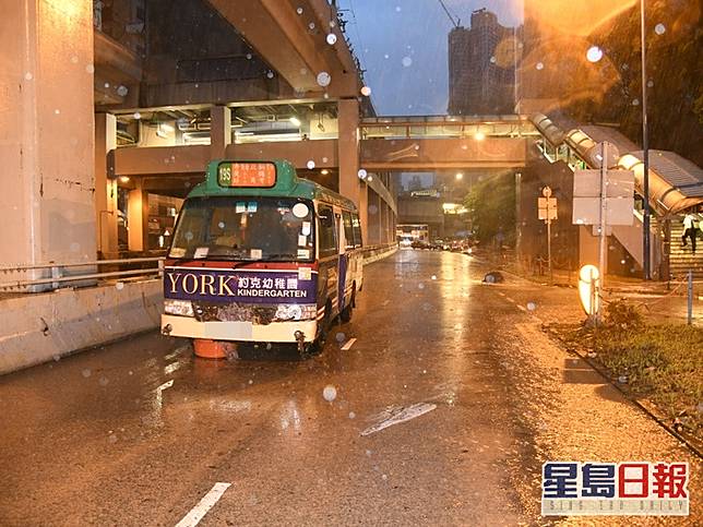 觀塘道下行車道暴雨浸滿水小巴的士死火一度被困