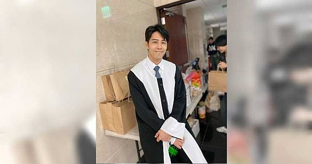 胡宇威粉絲聚集地檢署　送六法全書要他吞下去