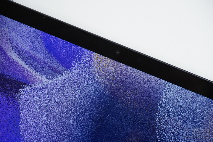 螢幕上方有 500 萬畫素前鏡頭，因此需要用平板來視訊通話也沒問題。