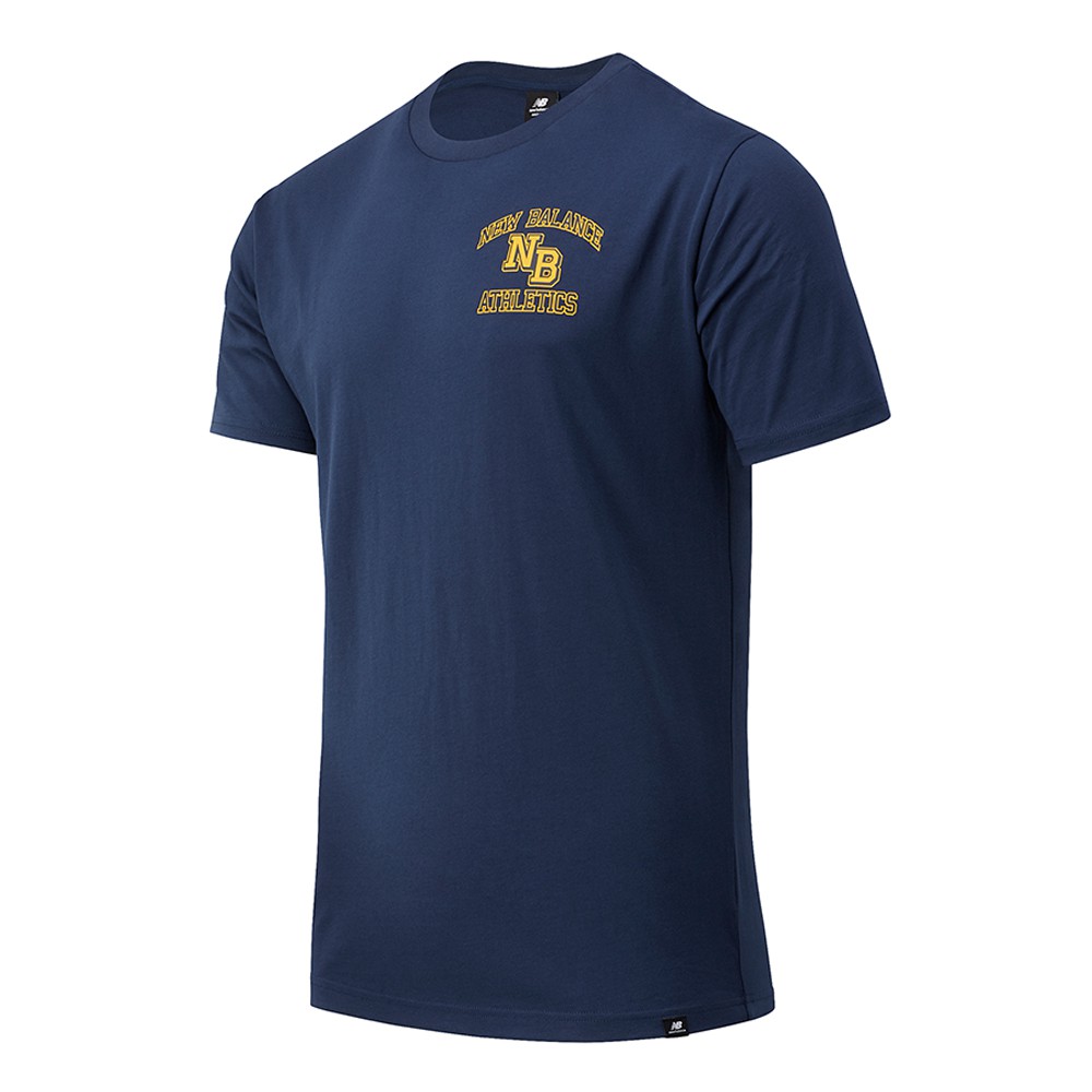 • 刷舊配色，選用學生風格的字體文字勾勒出左胸的品牌印花，充分展現系列的風格• 中磅數的純棉材質，穿著時略有垂墜度的修身，具休閒氛圍舒適穿著感• 圓領與袖口螺紋設計，耐洗不鬆脫＊由於庫存隨時變動，購買