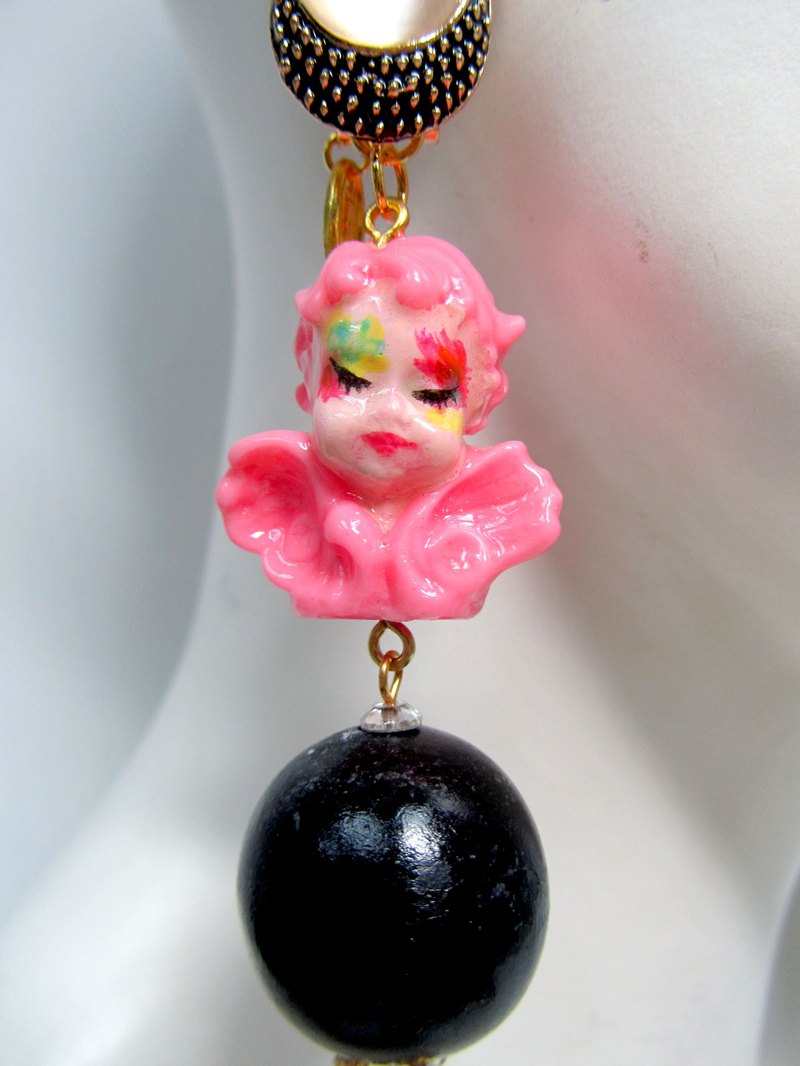 TIMBEE LO 螢光粉紅天使娃娃耳環 愛神 以手繪妝容配上愛神丘比特 再製成可愛的耳環 耳環是單隻發售啊 (片耳)