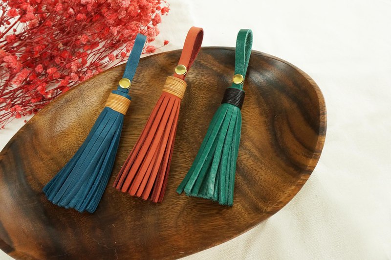 Moo Leather 手縫工作室，堅持使用台灣本土生產的天然牛皮，經由設計師親手縫製出高質感的革物製品 。