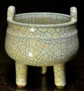 [協貿國際] 青瓷金絲鐵線三足爐收藏品 (1入)