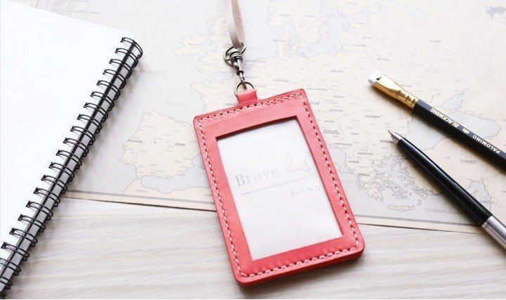 嚴選歐洲頭層牛皮，沈穩更有魅力，背後可放入名片貼心設計 ，交換名片時不擔心找不到的尷尬，第一印象就讓你超級加分✨