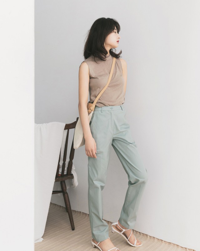 斜紋布料/直筒版型/簡單休閒款式褲管反摺也好看/前面左右兩側附斜口袋無內裡