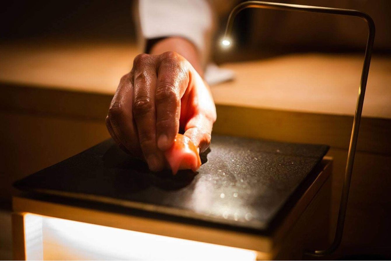 予約困難な寿司屋の常連とはどんな人たちか 3年間で600万円分を食べた28歳の結論