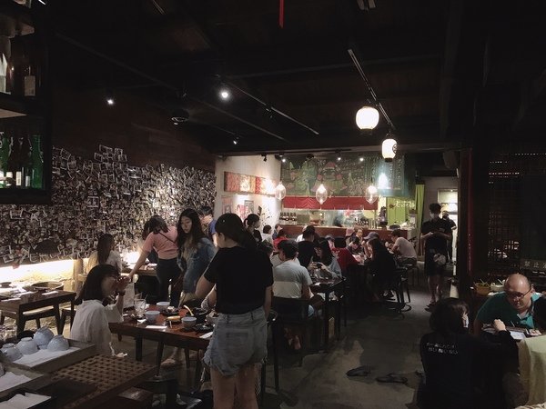 「花蓮旅遊」花蓮租車三天二夜輕旅行自駕遊，盛夏消暑追鯨趣-花蓮永宬租車，老時光燒肉酒肴，欣欣麵館不是麵店，小花公寓民宿與窩WOW青年旅館直擊分享