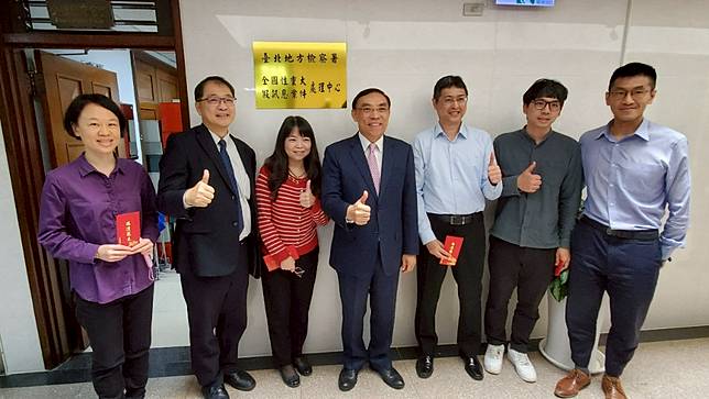 法務部長蔡清祥(中)今日上午前往台北地檢署拜早年，感謝檢察官們付出的辛勞。呂志明攝