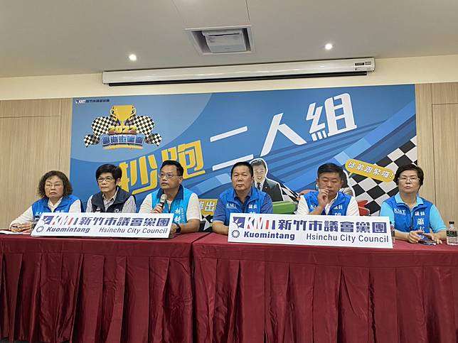 新竹市議會國民黨團十六日召開「抄跑記者會」，指控綠營新竹市長參選人沈慧虹的敬老卡政見抄襲。　 (記者曾芳蘭攝)