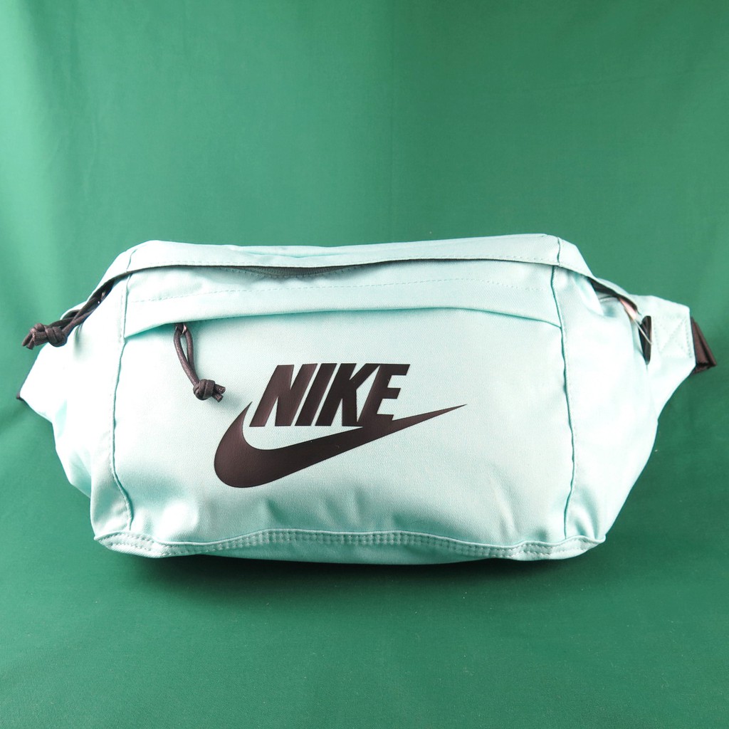 #NIKE #側肩包 #郵差包 門市同步販售，請先詢問庫存 ! ◇所有商品皆100%公司正品 全新現貨 販售商品皆開立發票 敬請安心選購 ◇本賣場實體店面位於桃園中壢市中正路商圈，經營三十餘年，為品牌
