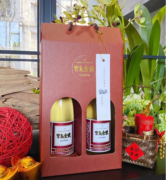 蜂蜜、香料、檸檬酸、蔗糖素、焦糖色素。 重 量：600ML+-10% 包裝方式：8盒入一箱，每盒為兩支玻璃瓶裝牛皮紙盒(如圖示)，附掛牌和一對 提繩和掛牌。(寬x深x高為20*10*35cm ) 保存