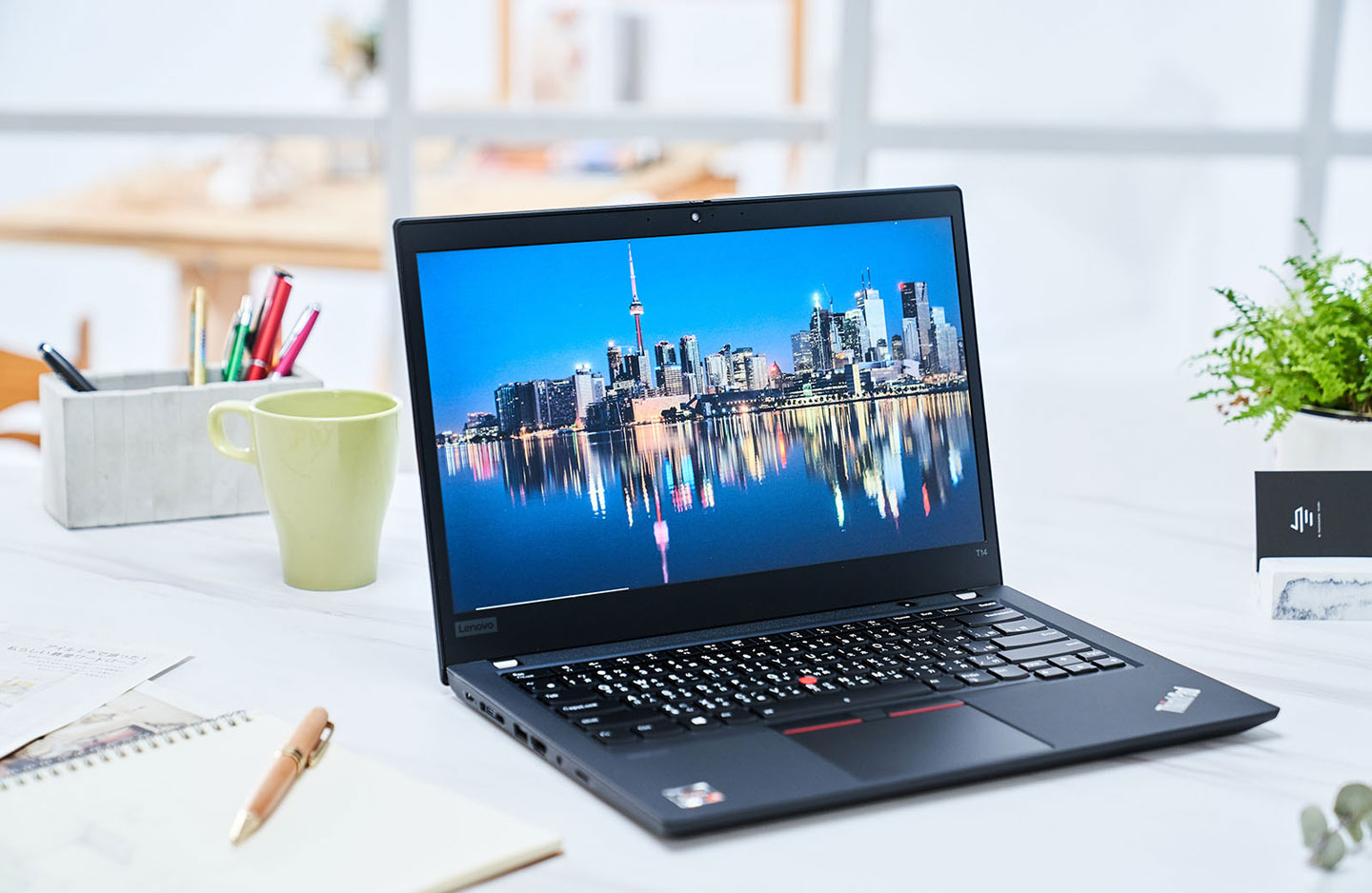 ThinkPad T14 AMD 版的外觀設計與前一代的 T495 基本上沒有什麼太大的差異，但重量方面稍稍降低，增加了攜帶的便利性。