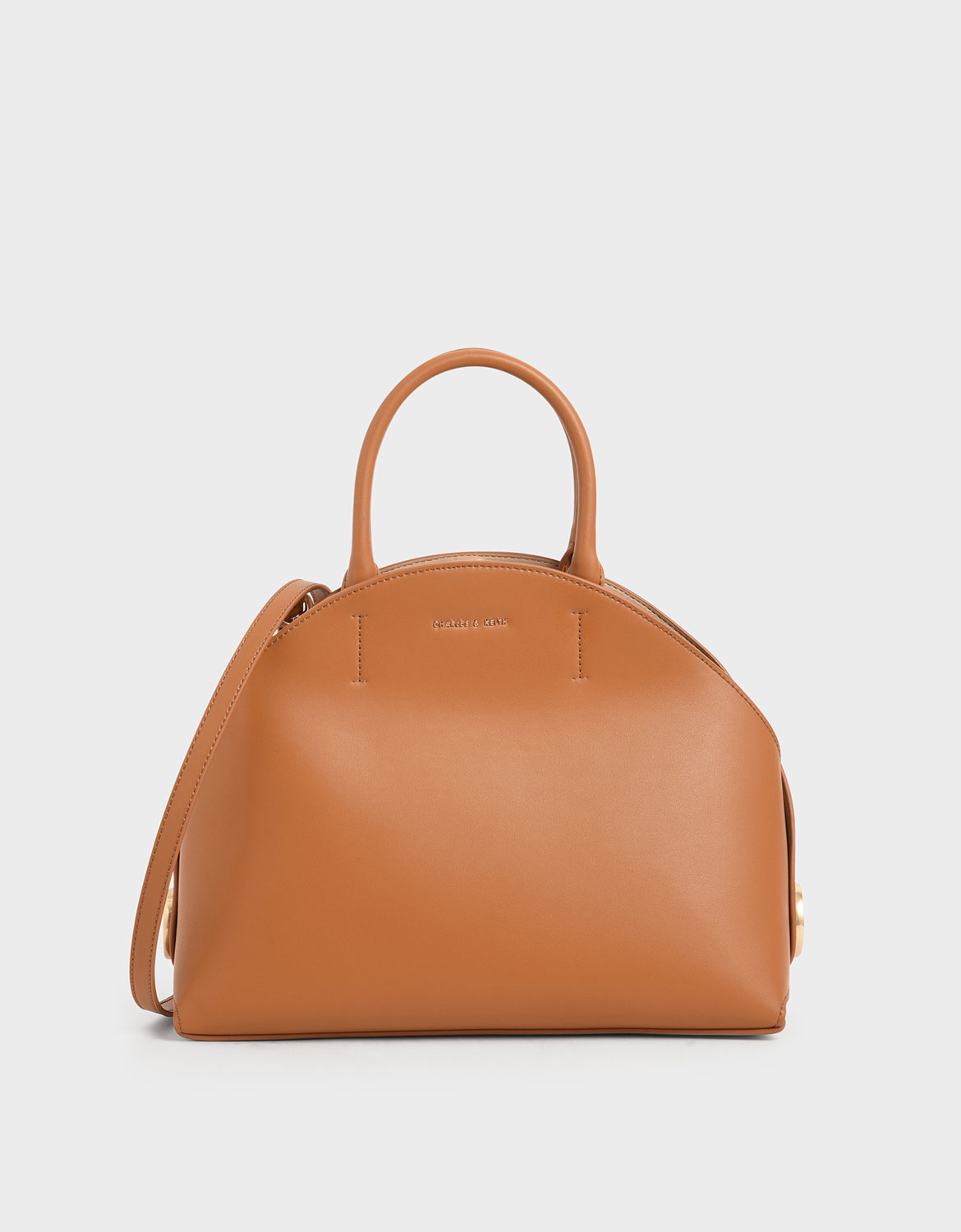 如同貝殼般的俏麗外型，透過立體硬挺的剪裁設計，有著充足的收納空間，散發獨特優雅韻味。