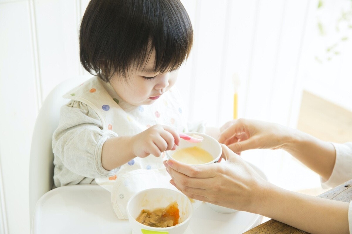 イライラしちゃう離乳食の遊び食べ 先輩ママから教わる上手な遊び食べ対策