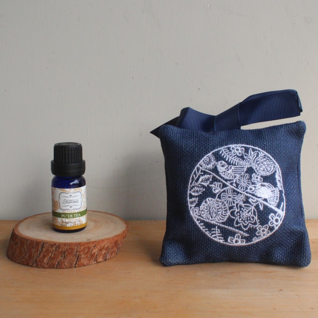 可以安撫緊張焦慮的情緒，其中雪松在古文明也常被拿來當作祭祀神明的焚香使用，有很好的定香效果，香味濃郁持久，就像是沐浴在芬多精中。而中味是淡雅的茉莉花香，在空氣中瀰漫清香撲鼻、冰清玉潔讓人心懭神怡。普洱