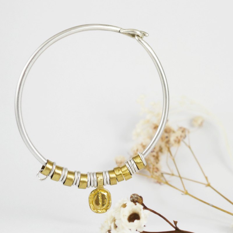 將摩斯密碼的「點與線」轉化成寬度不同的圈圈串在手環上，也可已訂製其他的心情密語，至多12個英文字母，請先使用pinkoi站內信聯絡設計師討論。// 手工打造，每只大小紋路有差異，皆獨一無二，請接受的客