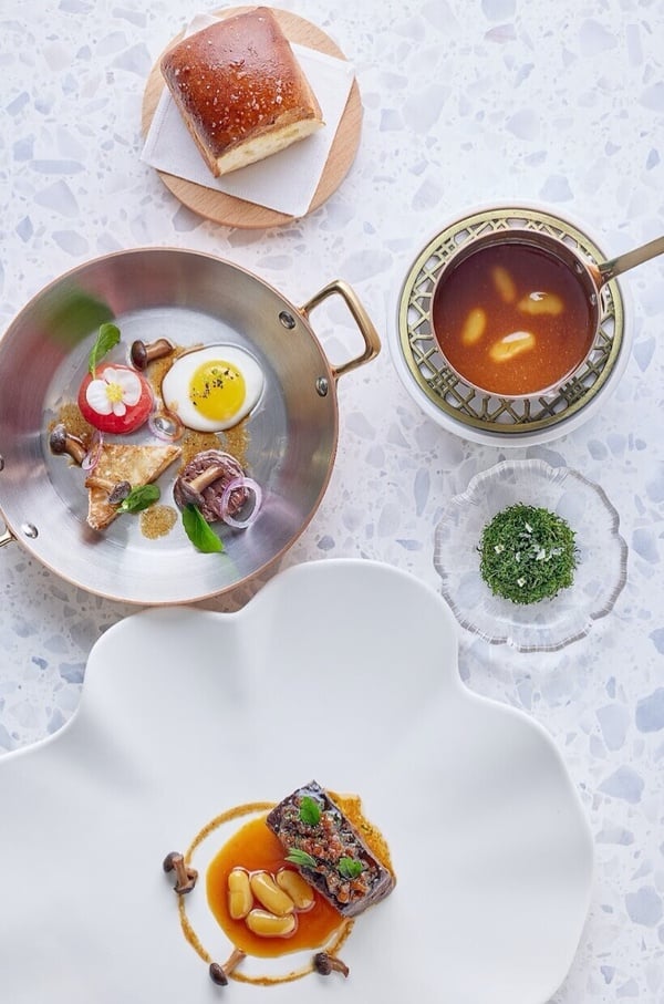 新光三越忠孝「Diamond Towers鑽石塔」插旗東區開幕，日本千層酥、法式甜點、PBS都有