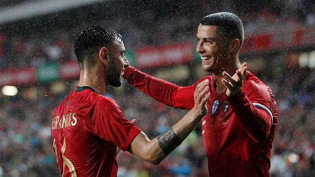 Cristiano Ronaldo dan Bruno Fernandes saat sama-sama membela Timnas Portugal. (Foto: Standard)