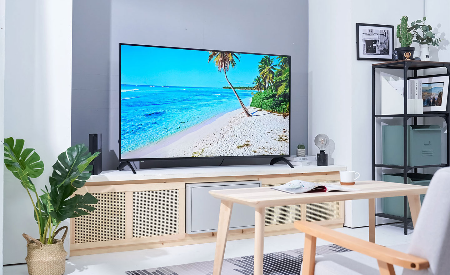 TH-65JX750W 的 4K UHD 高畫質面板與尖端顯示技術，能帶來極為真實的視覺效果，即使疫情不能出門，在家看一看優美的風景錄影音也能稍稍降低不能出門旅行之苦啊！ ▲ TH-65JX750W 除了 65 吋的超大畫面能為遊戲玩家帶來震撼級的視聽效果，內建的遊戲模式更進一步提升了遊戲的操作體驗！