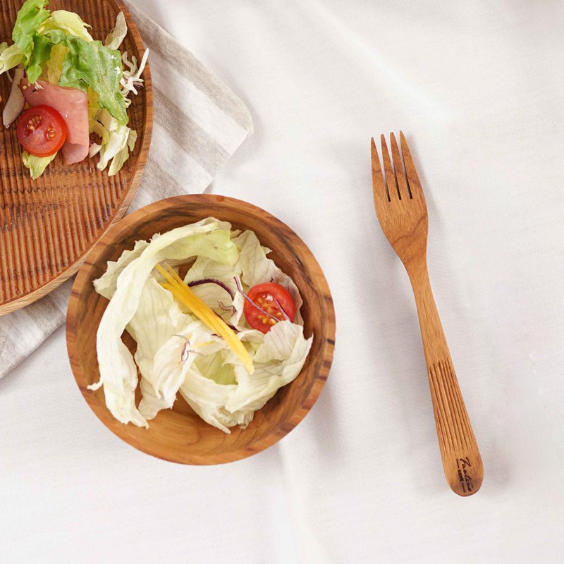 使用天然柚木材手工製成，每一塊木紋都有其獨特性和不同的故事，無上漆可安心使用。 自然溫潤的原木食器帶給生活舒適、放鬆的體驗。