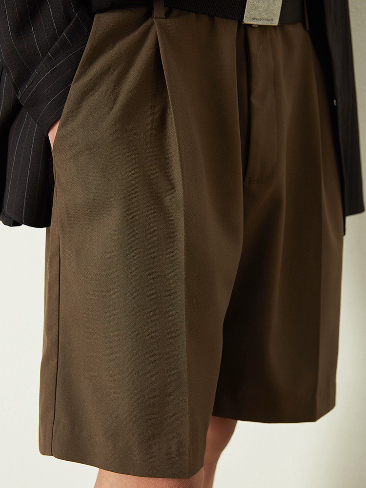 甄選兼備懸垂感和順滑觸感，且帶有輕微光澤感的西服混紡材質織造，設為四分長的褲長和挑腳線設計帶來的無車線跡，外觀干淨利落，同時亦注重了搭配的實用性；前幅壓燙的單褶位更使褲型立體挺拔，著用效果自然有形。