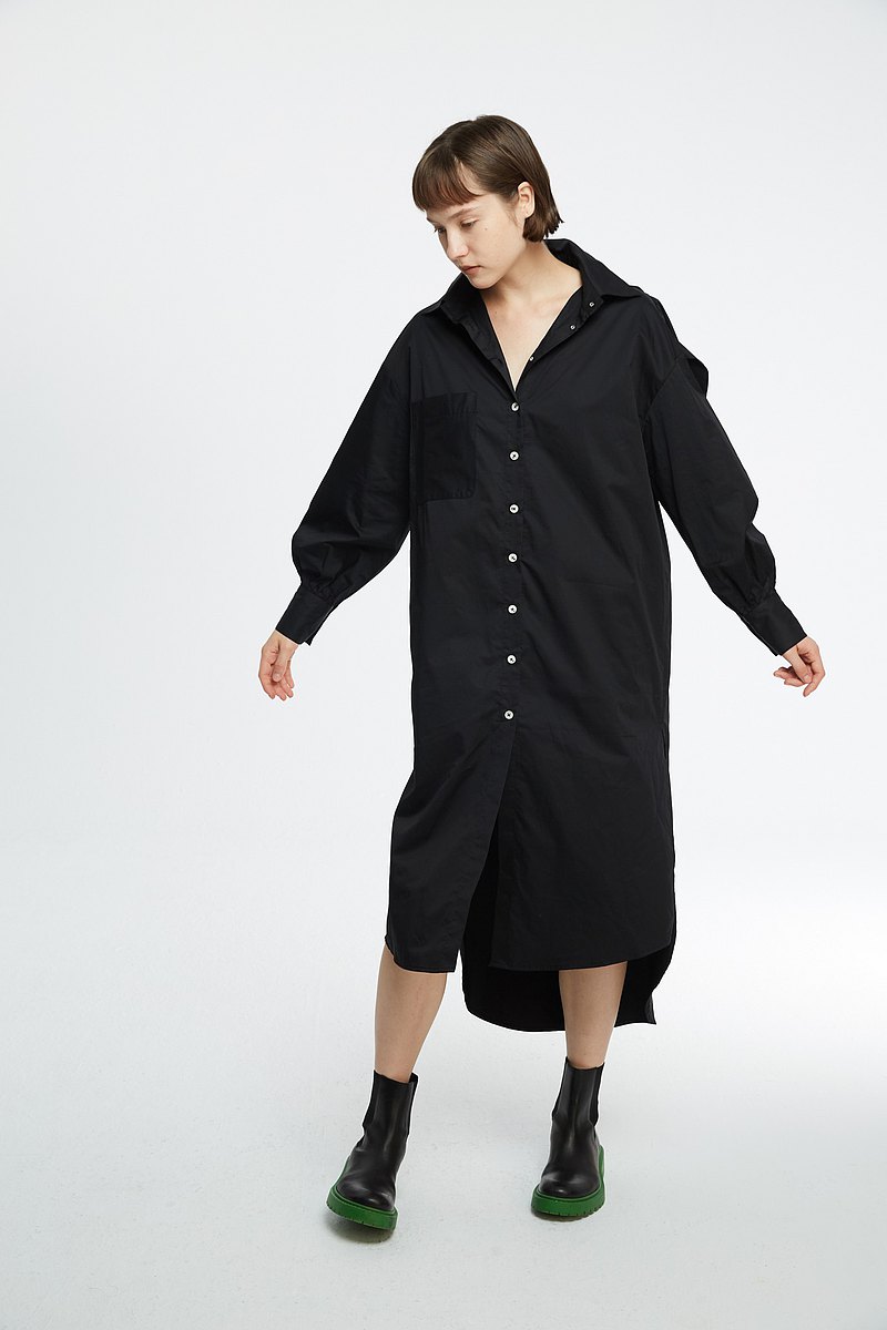 黑色荷葉長版襯衫<br />黑襯衫的簡約隨性,加上設計感的時尚元素,<br />總使得喜歡襯衫的你與眾不同