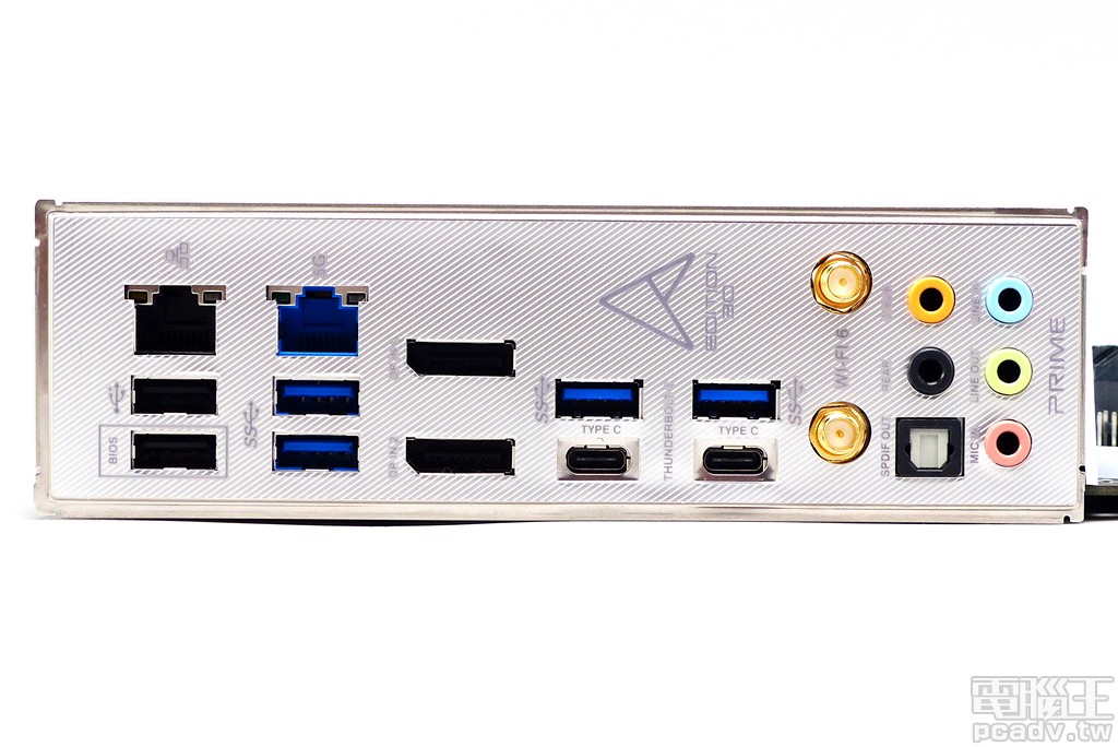 Prime X299 Edition 30 主機板背板 I/O 一覽，2 埠 DisplayPort 為輸入埠，輸入訊號由 JHL7540 晶片整合之後，再由 Thunderbolt 3 Type-C 輸出。