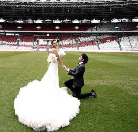 Ada Yang Beratnya 10 Kg Ini Fakta Gaun Mewah Aurel Hermansyah Saat Prewedding Di Gbk Merdeka Com Line Today