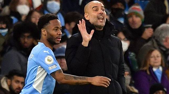 Manajer Manchester City, Pep Guardiola (kanan) memberikan instruksi pada pemainnya pada laga Liga Inggris kontra Leicester City di Etihad Stadium, Manchester, Minggu (26/12/2021) malam WIB. [ANTHONY DEVLIN / AFP]