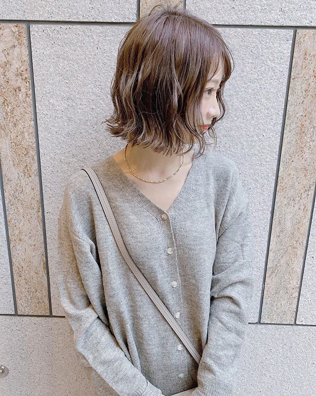 波浪捲髮鮑伯造型：側面