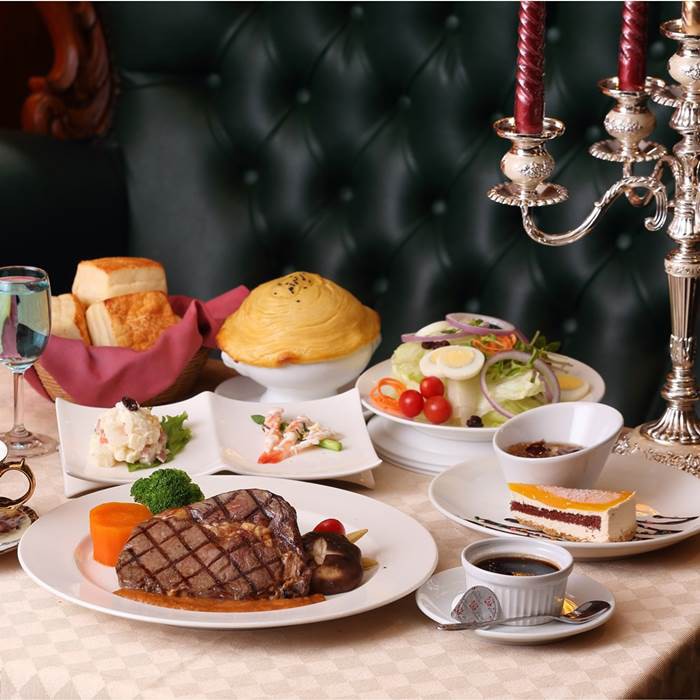 2.套餐內容： 主菜(三選二)：醬汁香烤雞腿排 / 醬汁香烤豬排 / 香烤沙朗牛排。 附餐：開胃菜、湯品、自助飲料沙拉吧、餐後甜點。 《餐點內容如有變動，依同等價值之餐點更換》。3.本券平假日適用；除