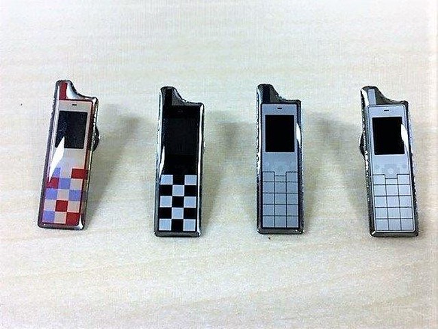 懐かしのガラケーをピンバッジで再現 ゲットする方法は？KDDIに