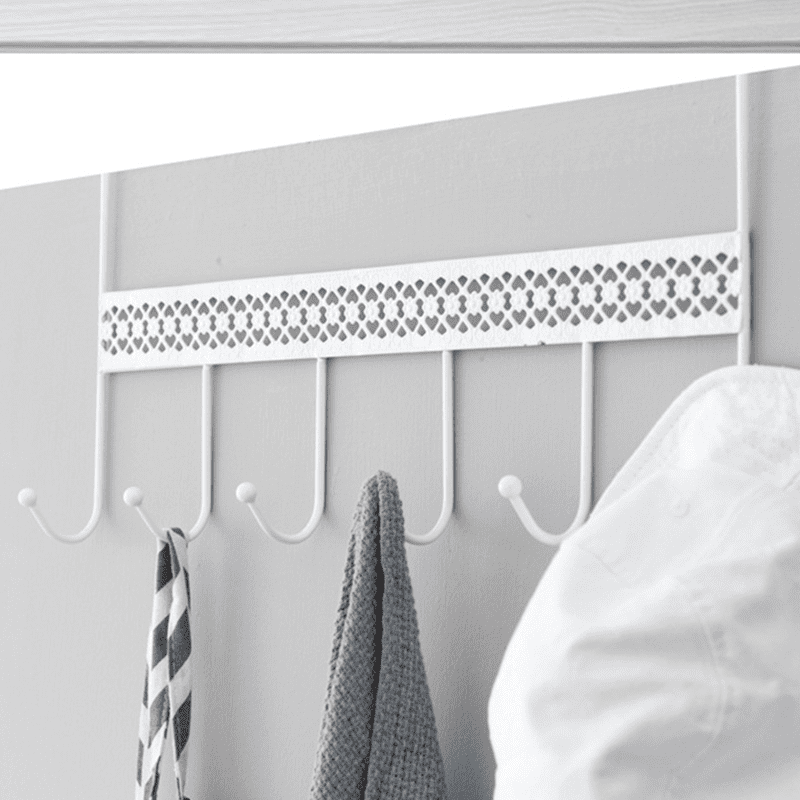 門背式鐵藝掛勾置物架，使用鐵藝材質，經久耐用~ 免釘無痕的掛式設計，安裝便捷，穩固牢靠，可充分利用門後垂直空間，方便你隨手掛外套、帽子、背包、浴巾等物品，使居家收納更整潔~