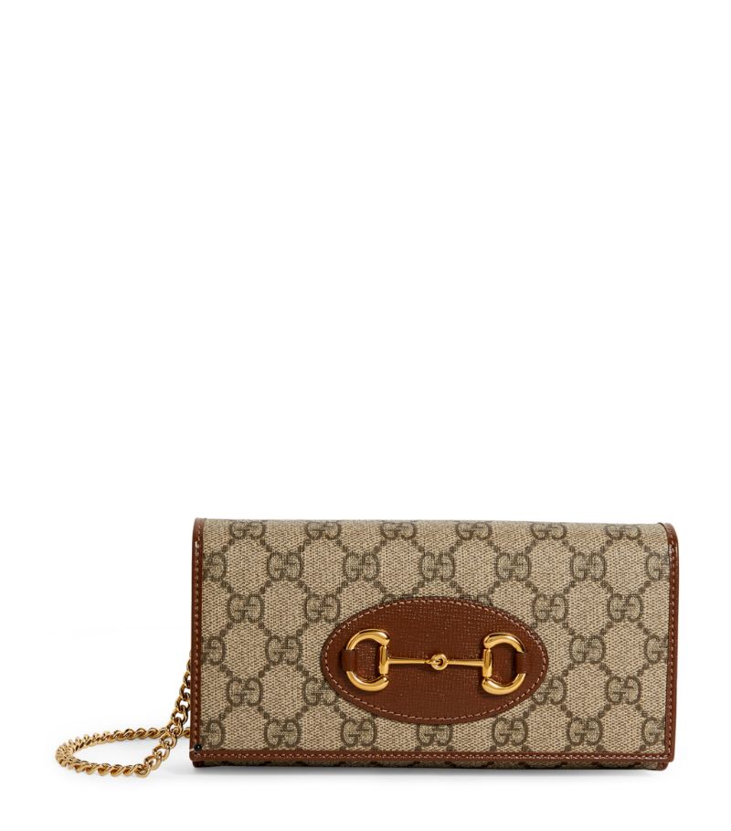 Uniting two of the Italian brands most renowned motifs, this Gucci wallet-on-chain brings new meaning to iconic appeal. Crafted in canvas with contrast leather trims, it is coated in the GG Supreme motif and punctuated with gold-tone Horsebit hardware that magnifies the accessorys statement impact.