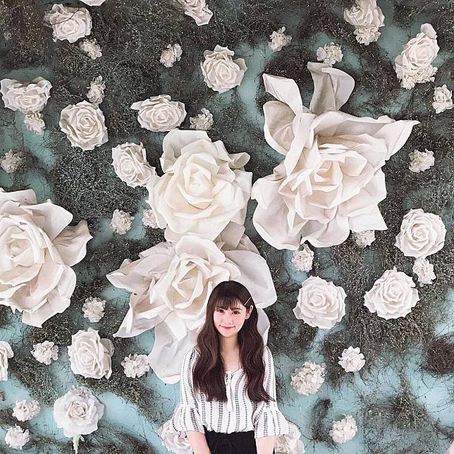 ▲滿滿白玫瑰與藤蔓的強，相當浪漫（圖/ IG @dorissshsu）