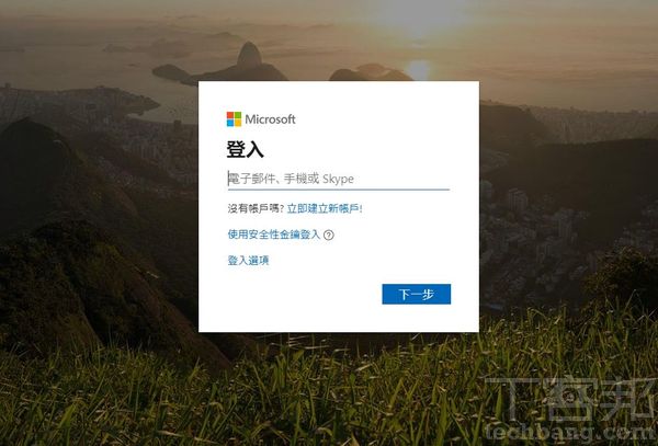 訂閱Office 365就必須要有微軟帳號，軟體也必須定期連網驗證有效期限，否則會被限制使用。