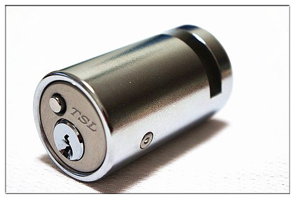 有效防止電鑽工具強行破壞 n承重2050kg二重剪斷力 n鎖匠無法輕易開啟 n保固兩年