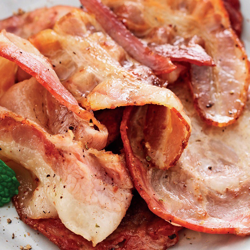 整片豬五花浸入香料，醃漬入味後取出，再放入柴窯中，以德國櫸木煙燻乾燥後再蒸熟完成。培根帶有淡淡的煙燻味，口感軟嫩又扎實。安心宣言．無添加防腐劑、亞硝酸等人工添加物商品基本資料規格：180g/包 單位：