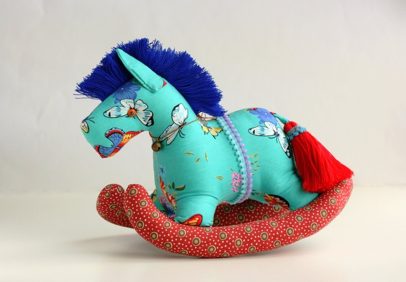 市面上有很多搖搖馬 但大多是用木材製成的 我們發想了一款布製的搖搖馬 除了同樣可愛 有童趣 還希望有溫暖的感覺 可擺在家裡 店裡 放在沙發上 書架上 或嬰兒房 或是讓小朋友拿在手裡都可以 ** 我們用