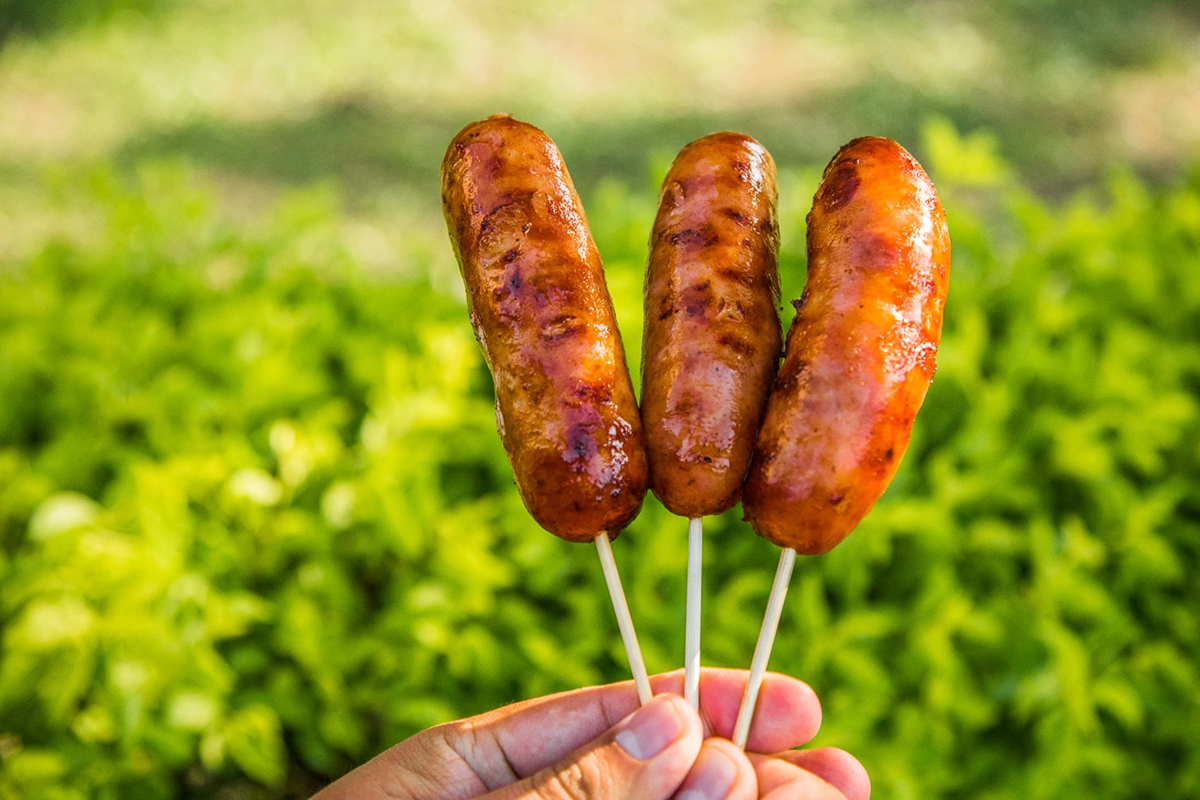 在地傳奇路邊攤！全台６家超人氣烤香腸：廟口超狂香腸瀑布、熟客狂買50條