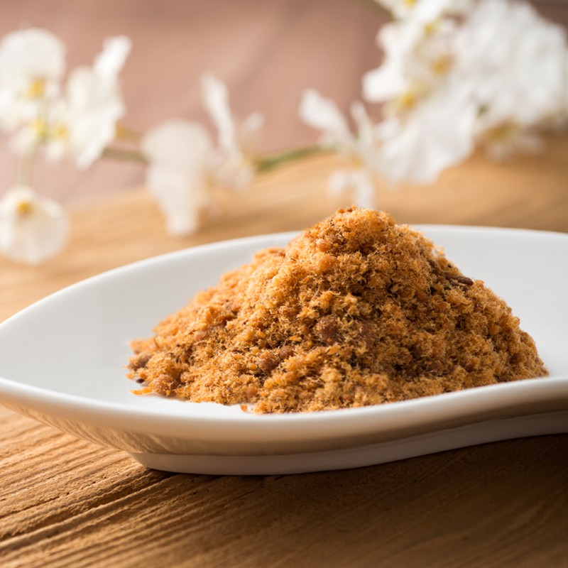 屏東東港是名震台灣的漁港，維豐肉鬆所推出的旗魚鬆，嚴選來自東港捕獲的新鮮深海旗魚，剛被漁夫捕獲的活體旗魚，經過急速冷凍，直達北上送到位在大稻埕的廚房，經過師傅老手藝嫻熟去腥、醃製、煮熟、翻炒之後的經典