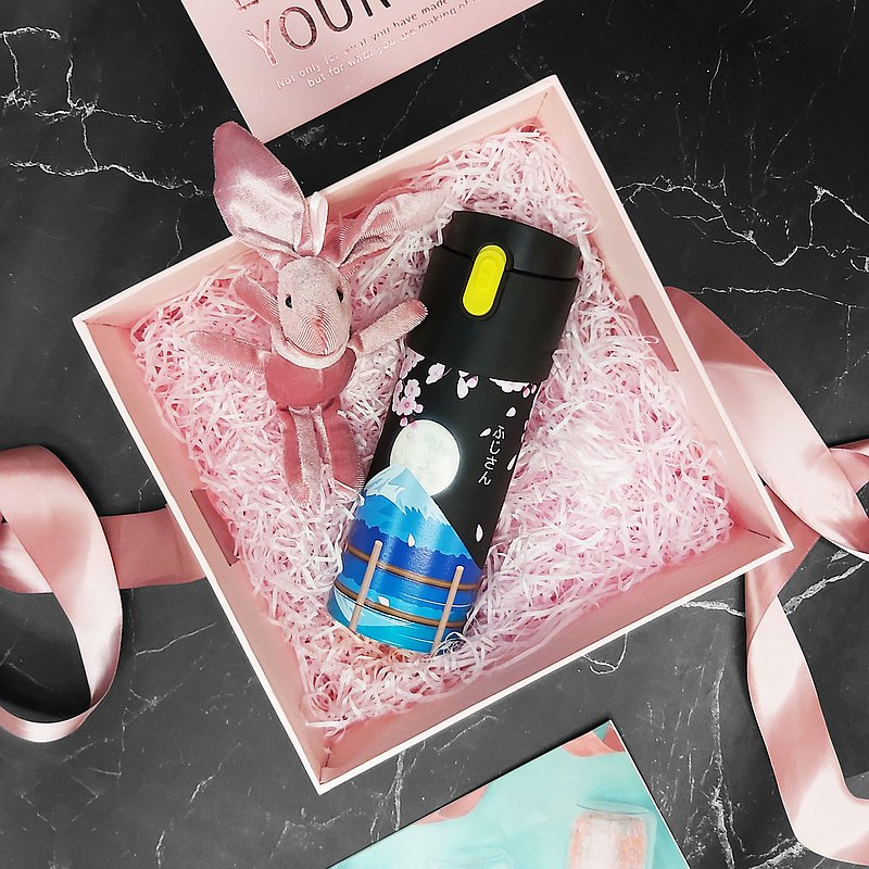 【第一次來的朋友記得關注我們，有優惠券喔】 【台灣訂單會從台灣寄出，不需要實名認證】 【熱銷組合，配上禮盒，更加吸引】 【禮盒包括可愛布兔和拉菲草】