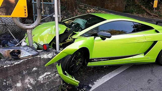 藍寶堅尼車頭撞爛 駕駛急遮車牌