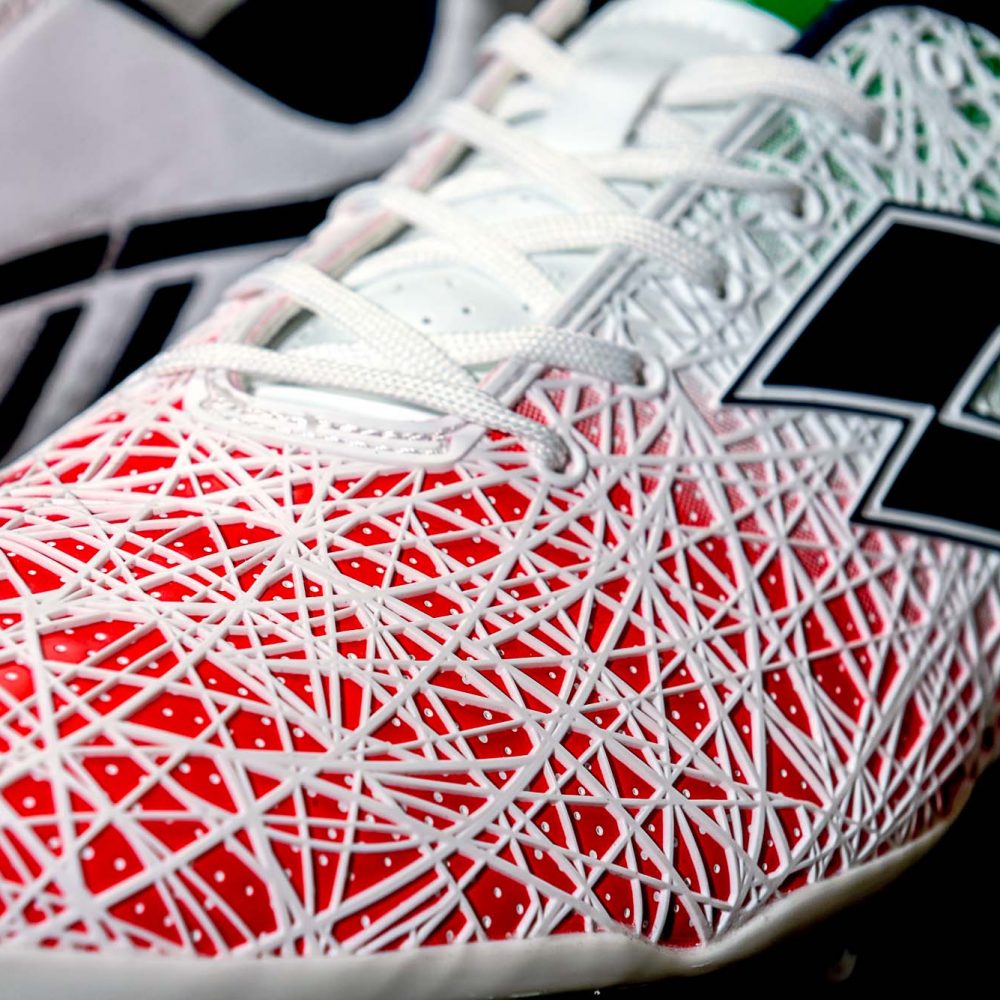 鞋身的 KPU 3D 立體條紋提升與球的接觸面積